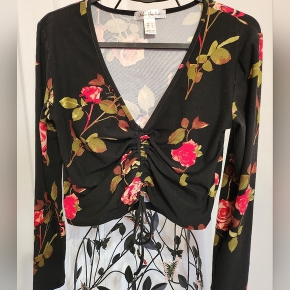 Flower v-neck crop top‎